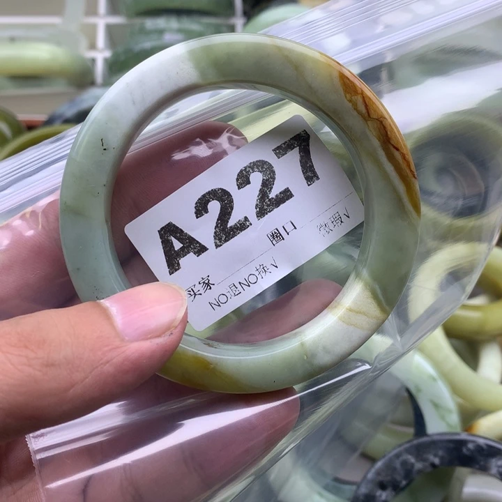 锦****未镶嵌蛇纹石玉手镯