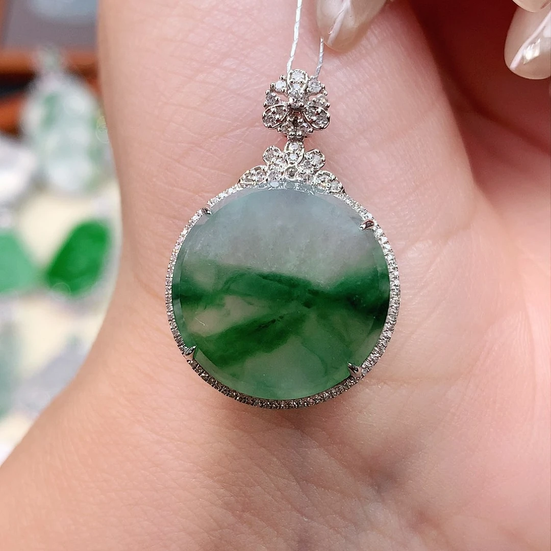 颈饰18K金镶嵌翡翠圆牌