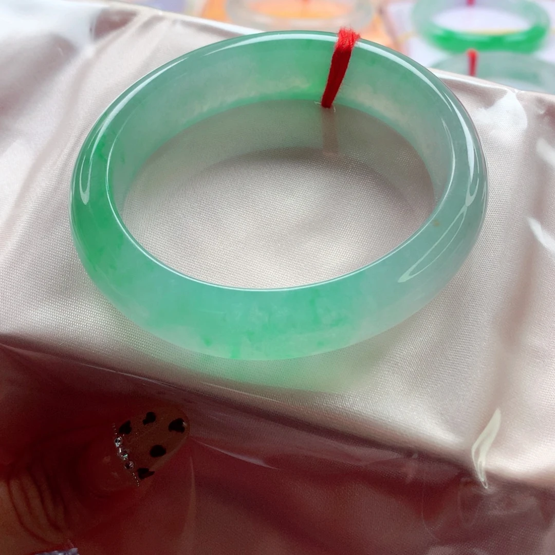 美****翡翠未镶嵌手镯55贵妃 冰阳绿种色兼备 灵