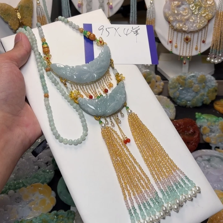 觅***集翡翠未镶嵌颈饰吊坠