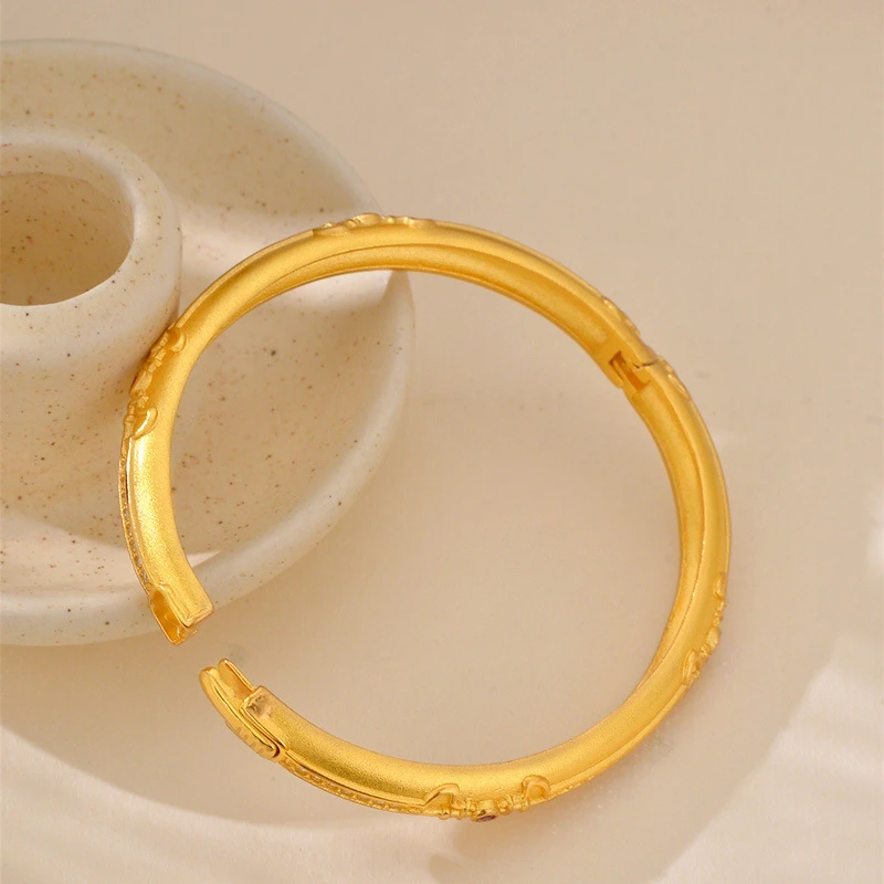 铜合金莫桑石手镯 金店同款手镯拉丝镶嵌锆石工艺复古新国风设计