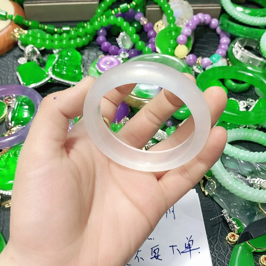 张***雪颈饰未镶嵌翡翠手镯