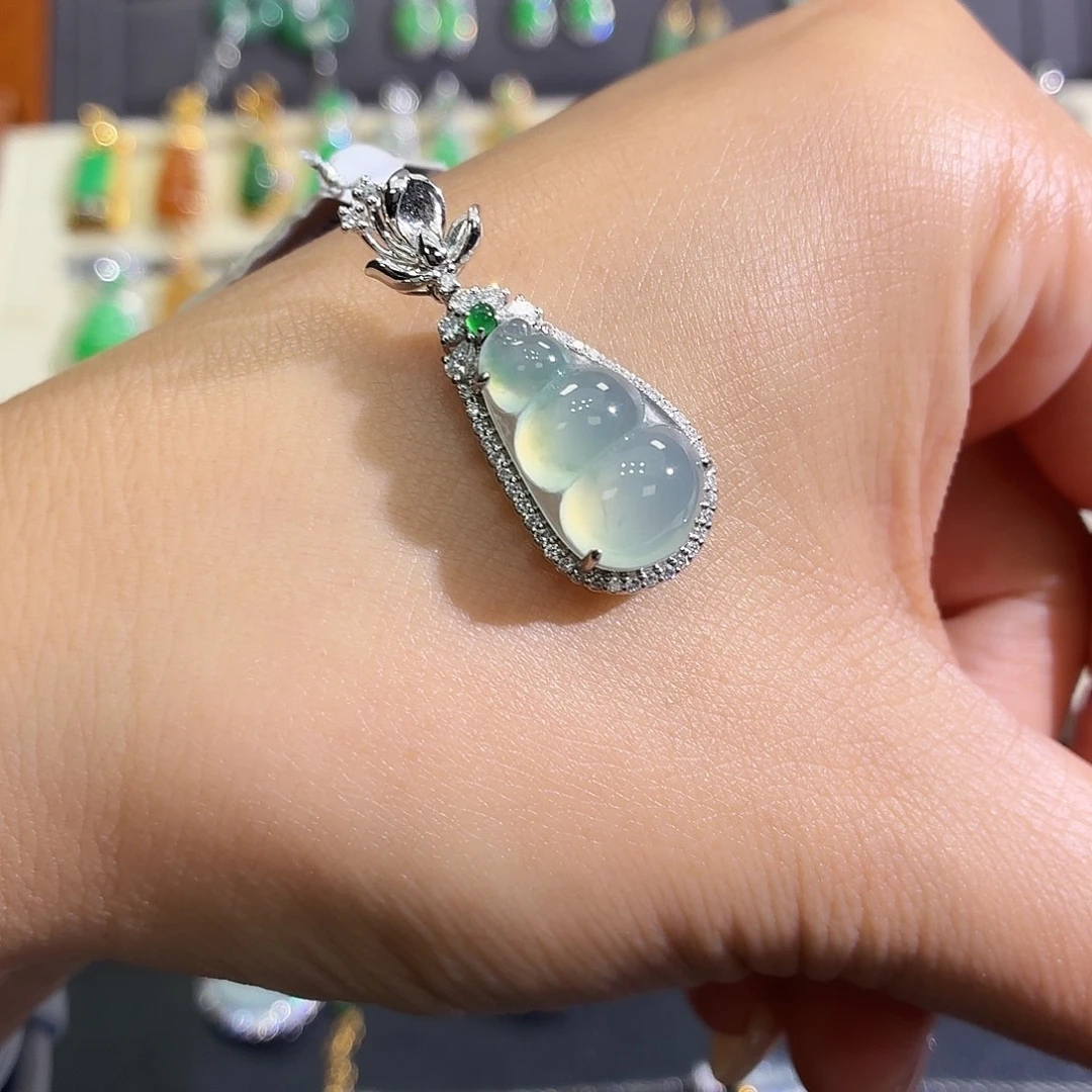 翡翠18K金镶嵌颈饰