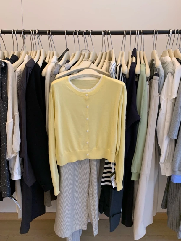 奶黄色拼接针织开衫