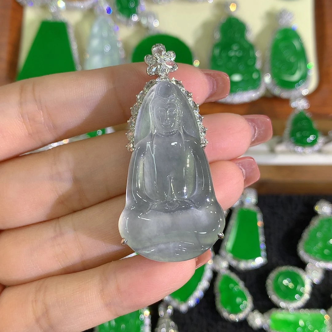 颈饰18K金镶嵌翡翠观音