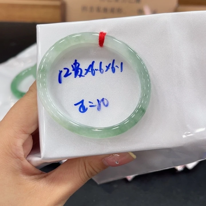 翡翠手镯未镶嵌翡翠