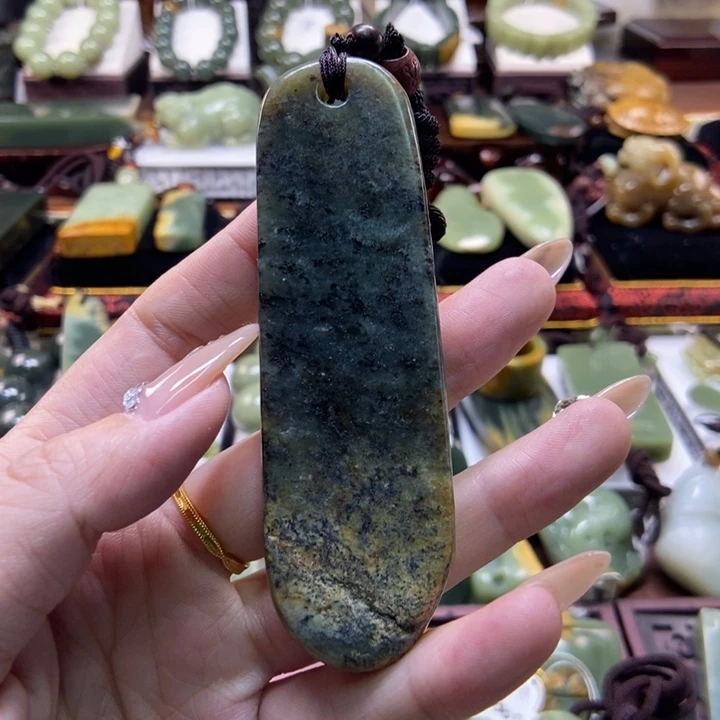 未镶嵌岫岩河磨玉（透闪石质玉）把件