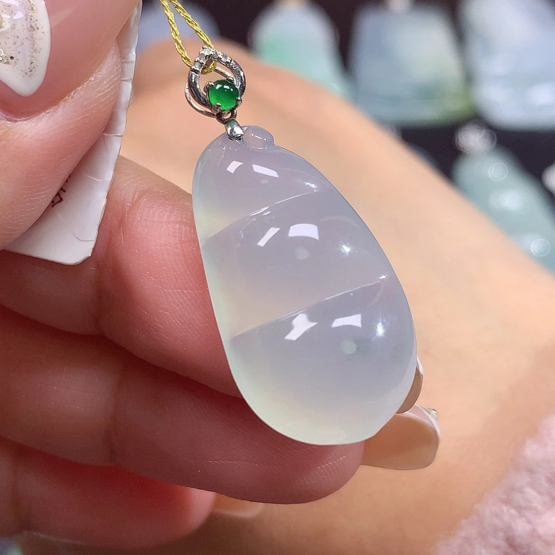 翡翠18K金镶嵌颈饰福豆