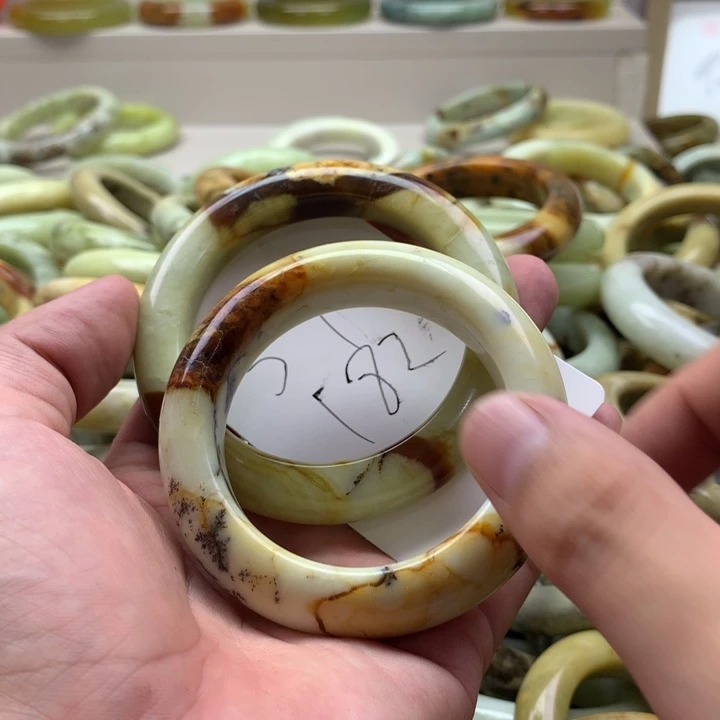 兔***一蛇纹石玉未镶嵌手镯