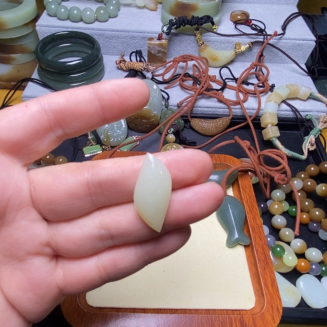 颈饰未镶嵌和田玉（糖玉）