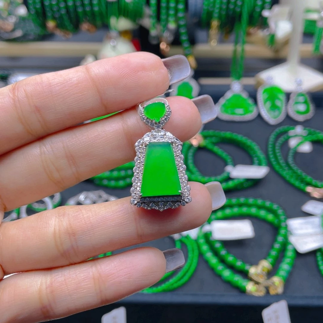 颈饰未镶嵌翡翠一刀切无事牌