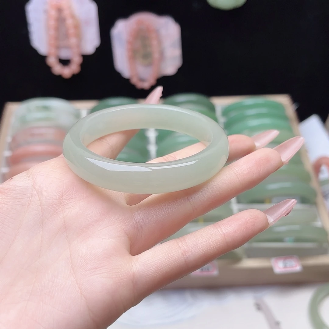 石英质玉未镶嵌手镯56口径包容款