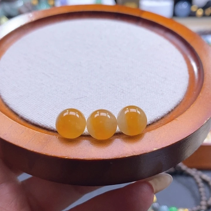 翡翠未镶嵌颈饰多样性发其一