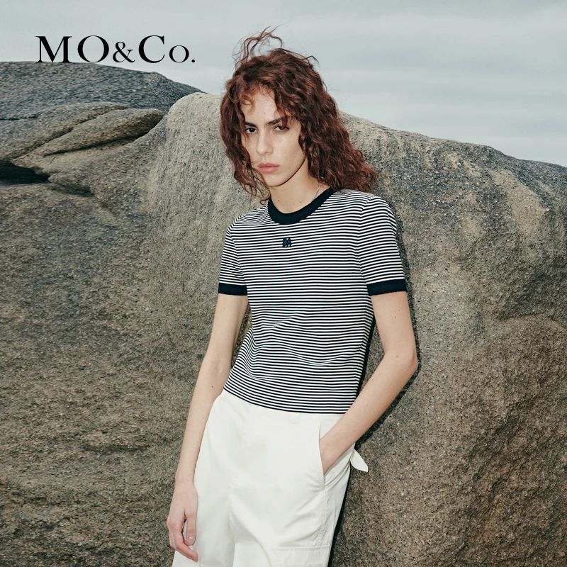 MOCO春M字LOGO刺绣短款微收腰撞边条纹针织衫MBD1SWTT06