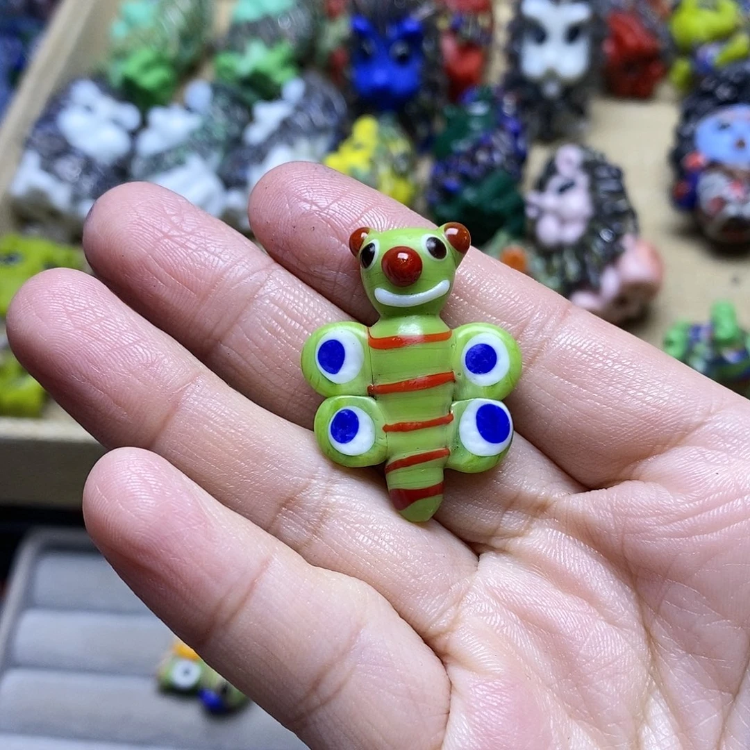 颈饰琉璃小蝴蝶一个