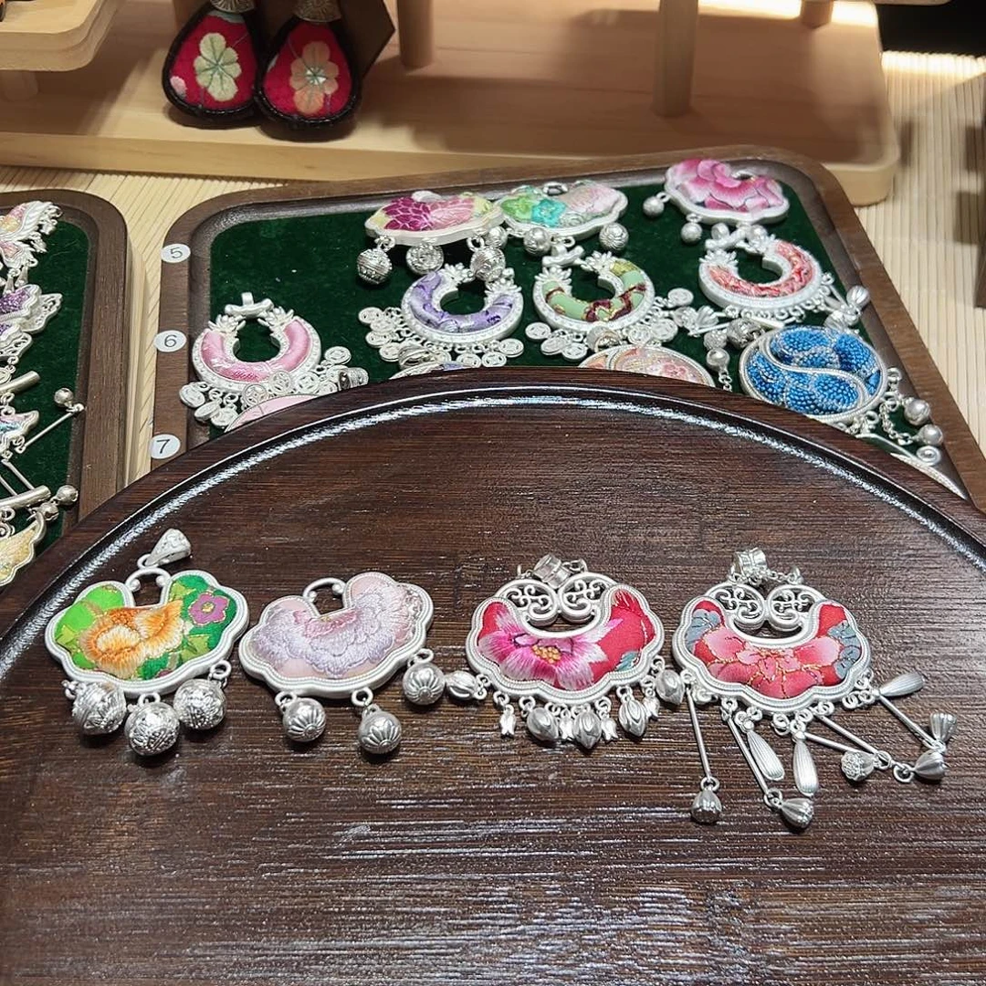 格***皮织绣手工苗银吊坠（配皮绳）