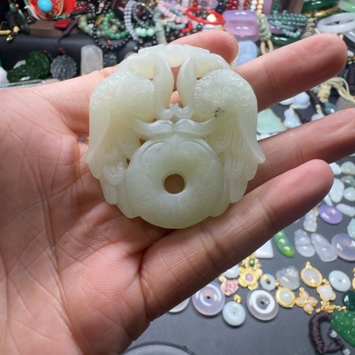 古***灵未镶嵌岫玉颈饰孔雀吊坠