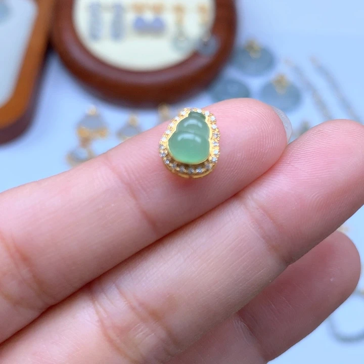 颈饰18K金镶嵌翡翠翡翠葫芦