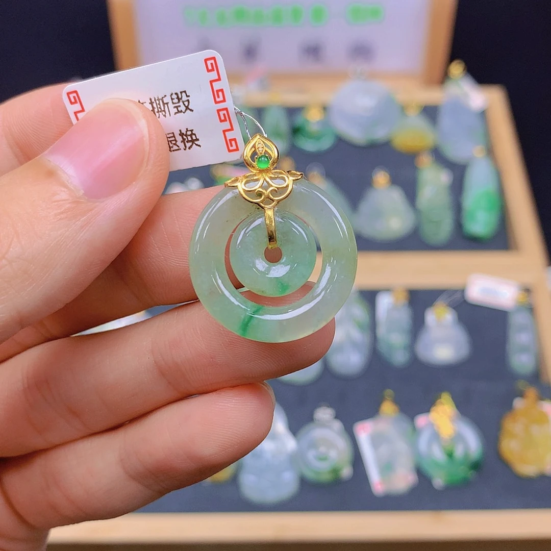 翡翠18K金镶嵌颈饰翡翠