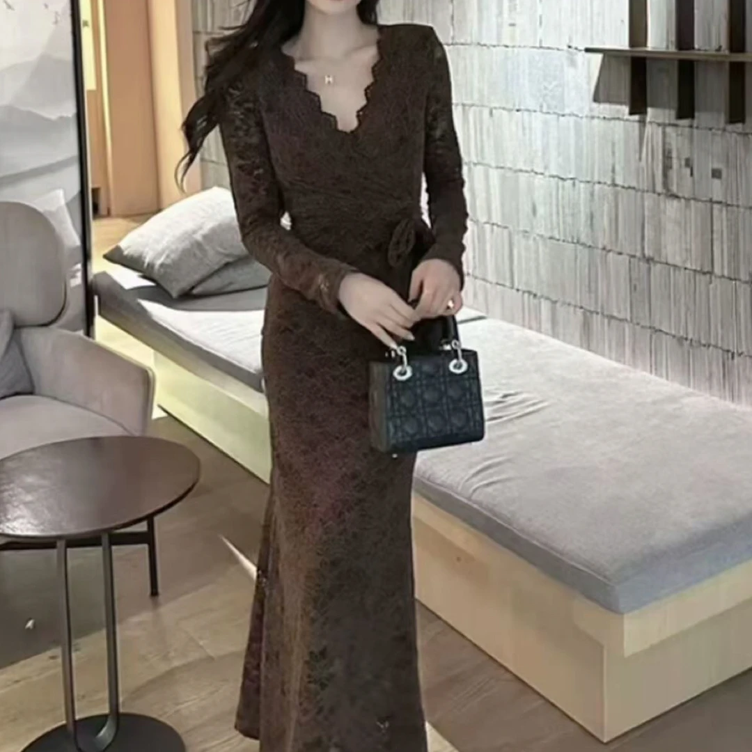 【月姐家】V领飘带蕾丝长袖连衣裙女2025秋冬新款收腰显瘦包臀裙
