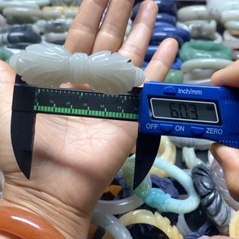 石英质玉未镶嵌颈饰