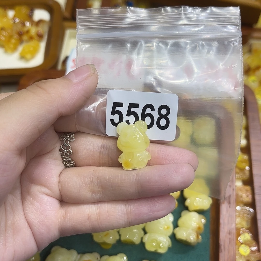 琥珀未镶嵌颈饰蜜蜡