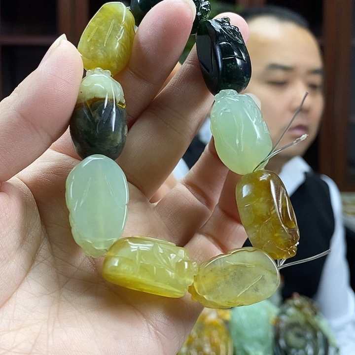 蛇纹石玉未镶嵌颈饰