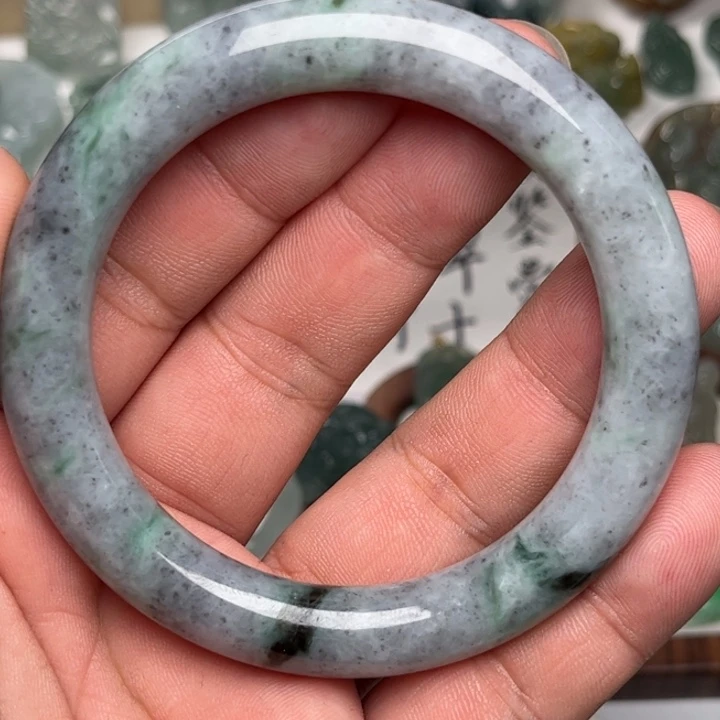 颈饰未镶嵌翡翠手镯