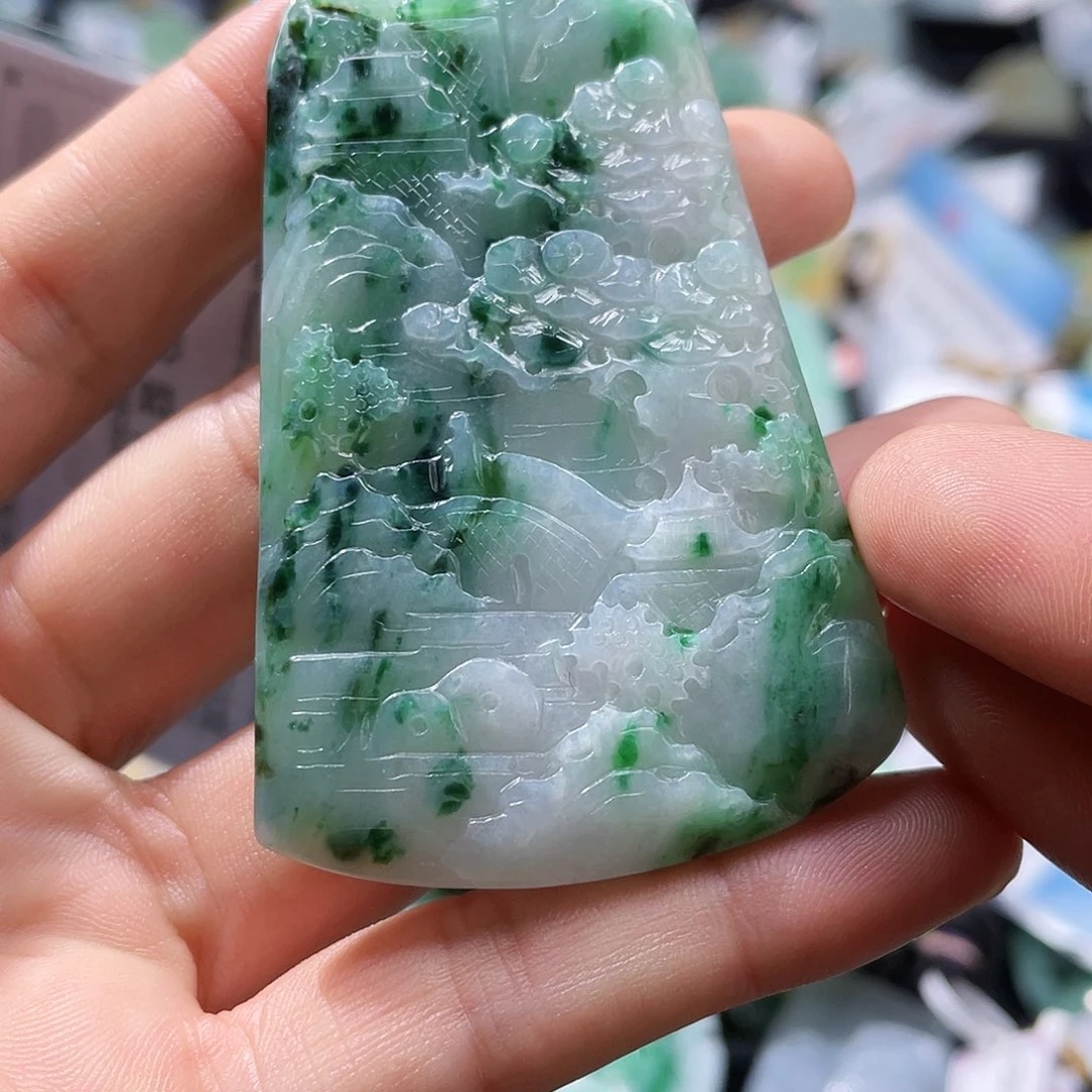 翡翠未镶嵌颈饰一个