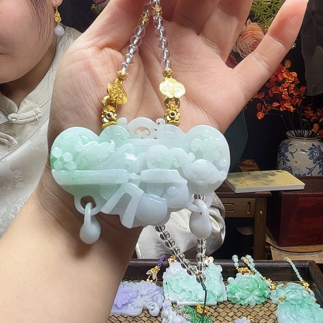 翡翠颈饰未镶嵌戴*娜天然翡翠