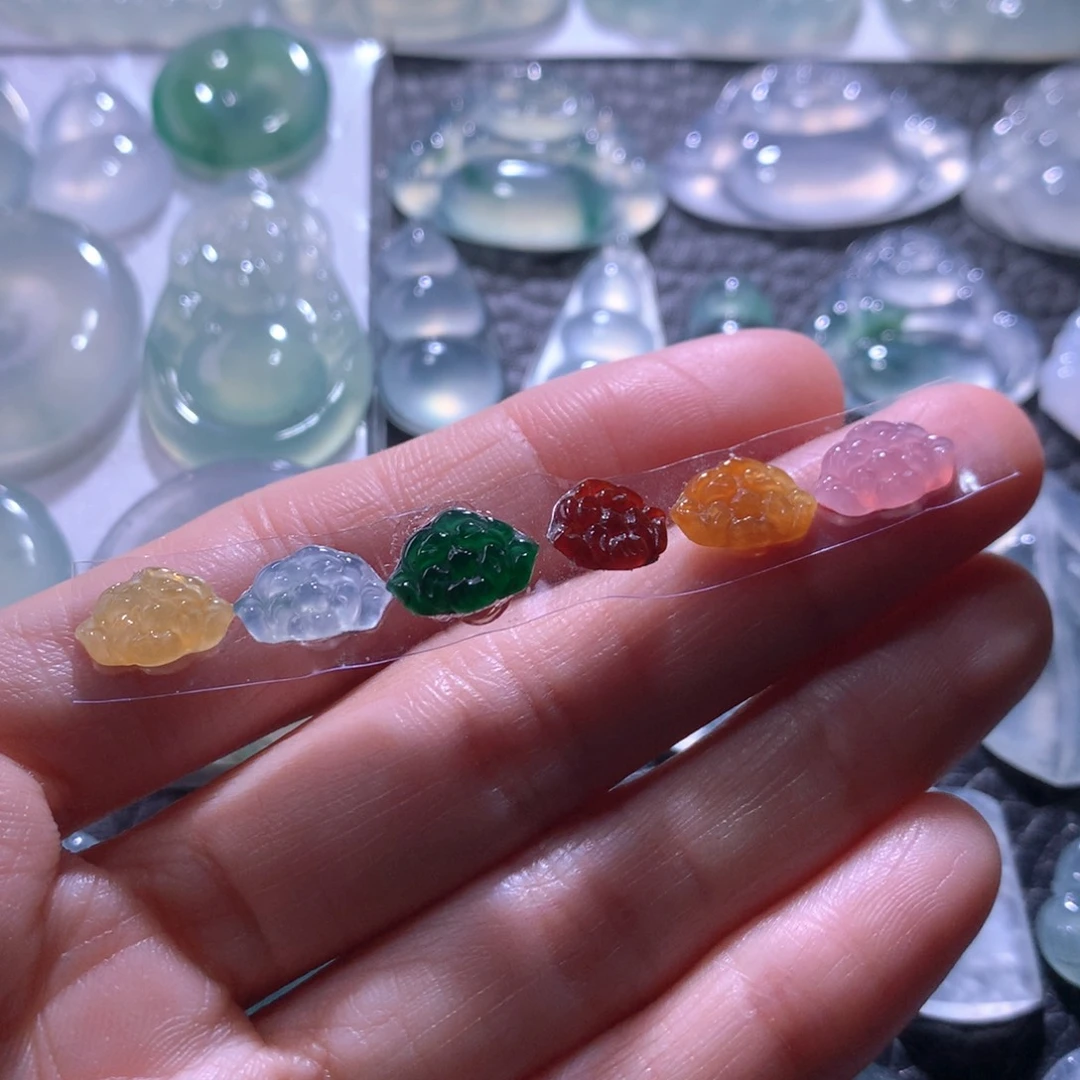 翡翠未镶嵌颈饰一手