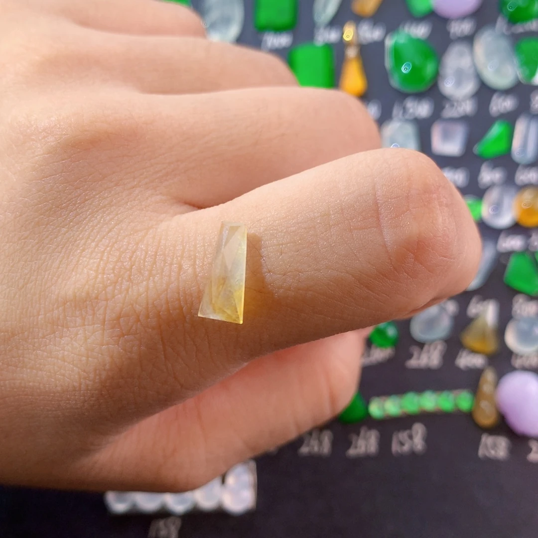 翡翠未镶嵌颈饰切割