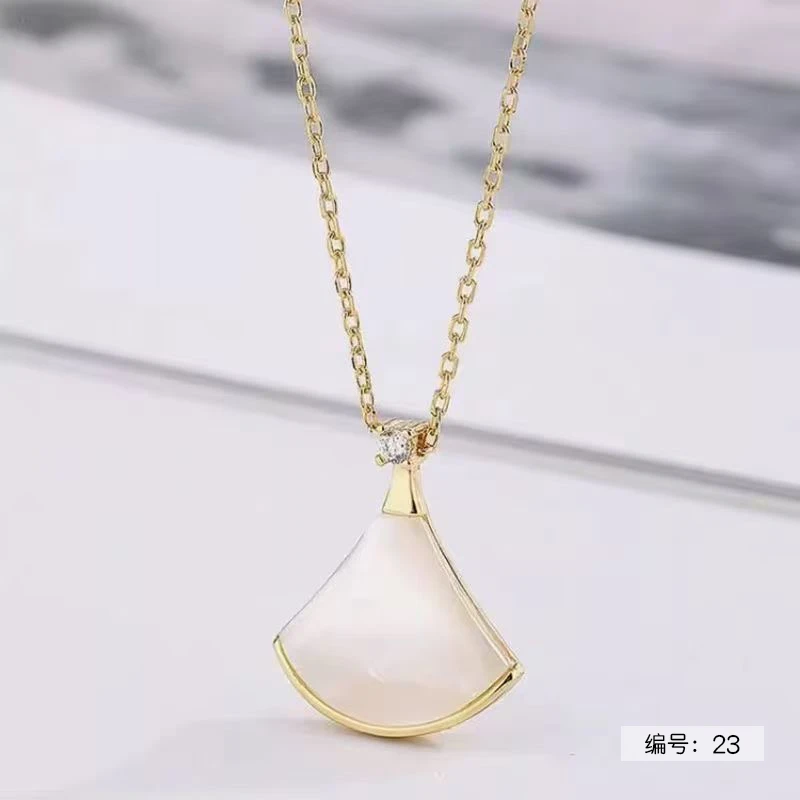 白贝壳镶钻轻奢项链