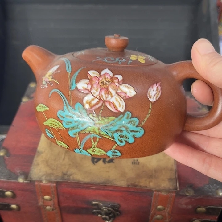 茶壶紫泥原矿泥料手工制作的一把。