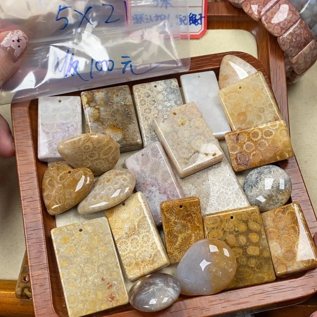 小***咪未镶嵌颈饰硅化玉