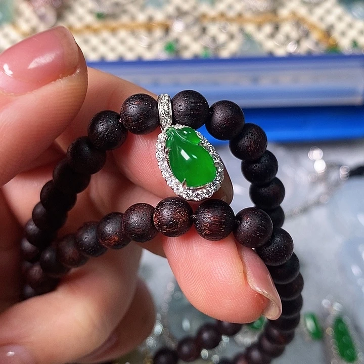 翡翠颈饰18K金镶嵌吊坠