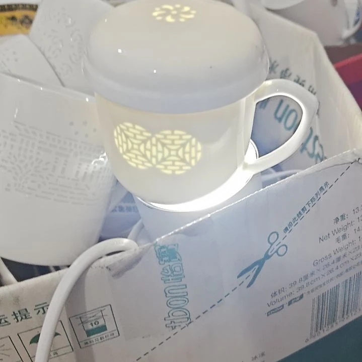 瓷景德镇青瓷玲珑小号办公杯两个带盖微瑕疵