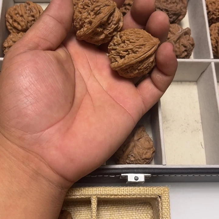 文玩核桃吊坠虎头