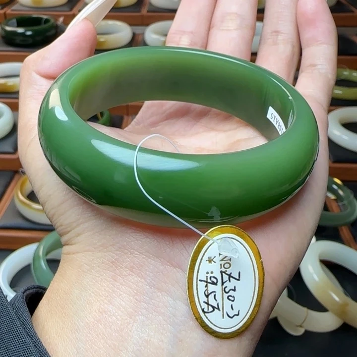 俄碧辣绿菠菜绿精品和田玉手镯没有红皮没有黑点