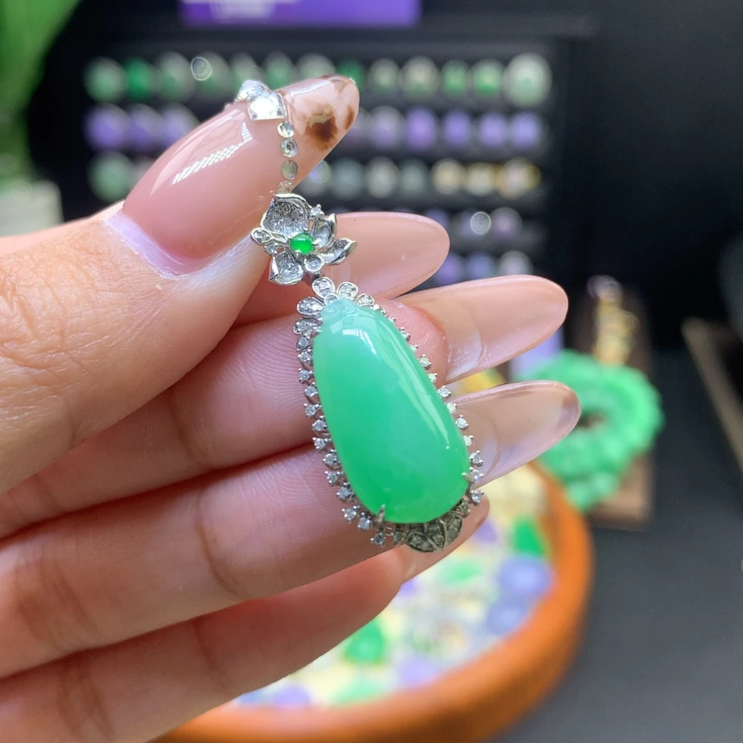 翡翠18K金镶嵌颈饰