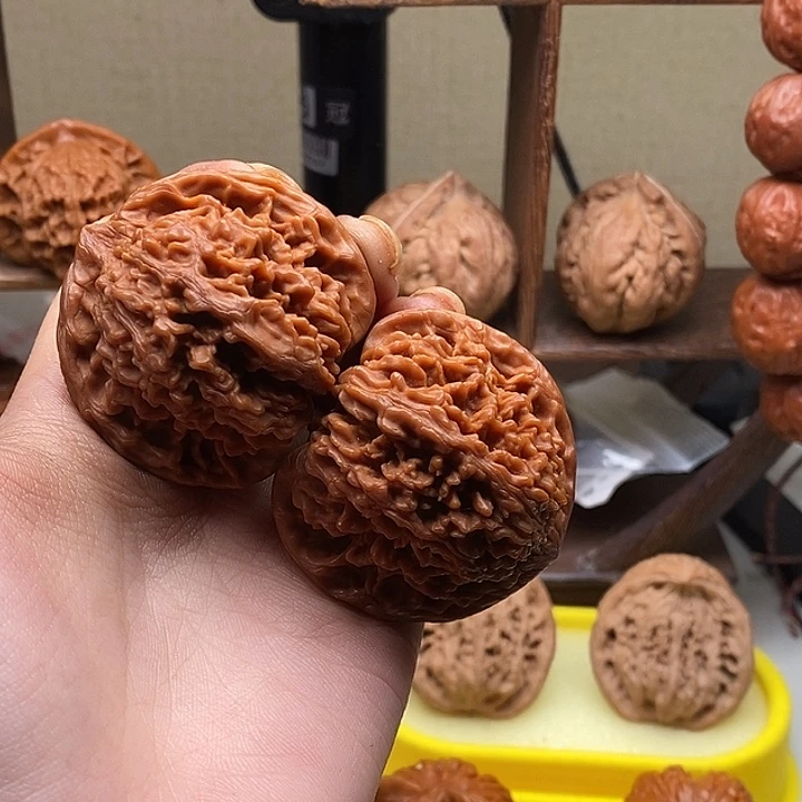 彩***虹文玩核桃吊坠核桃