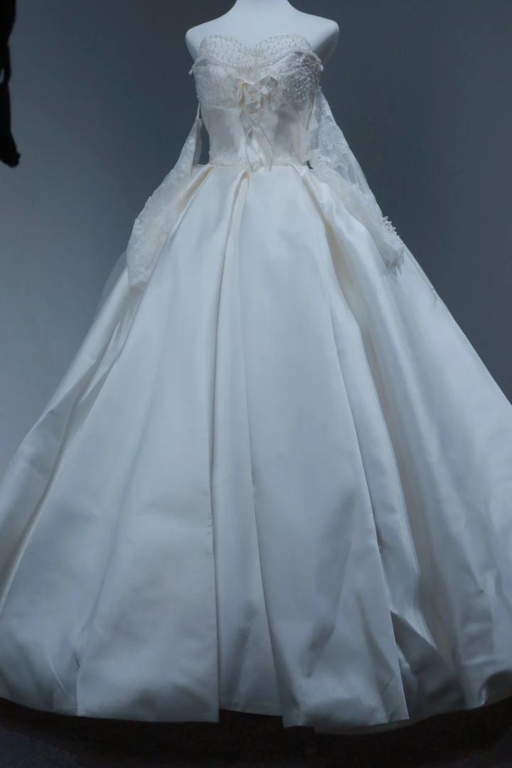 808k蕾丝婚纱短裙摆V领白色森系刺绣结婚礼服简约气质公主婚礼