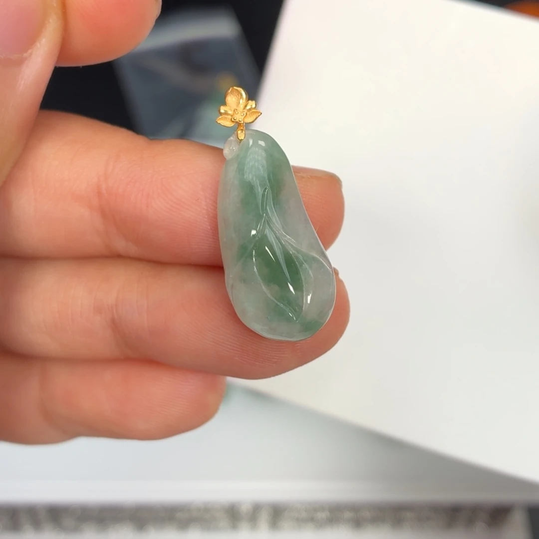 翡翠18K金镶嵌颈饰玉兰花