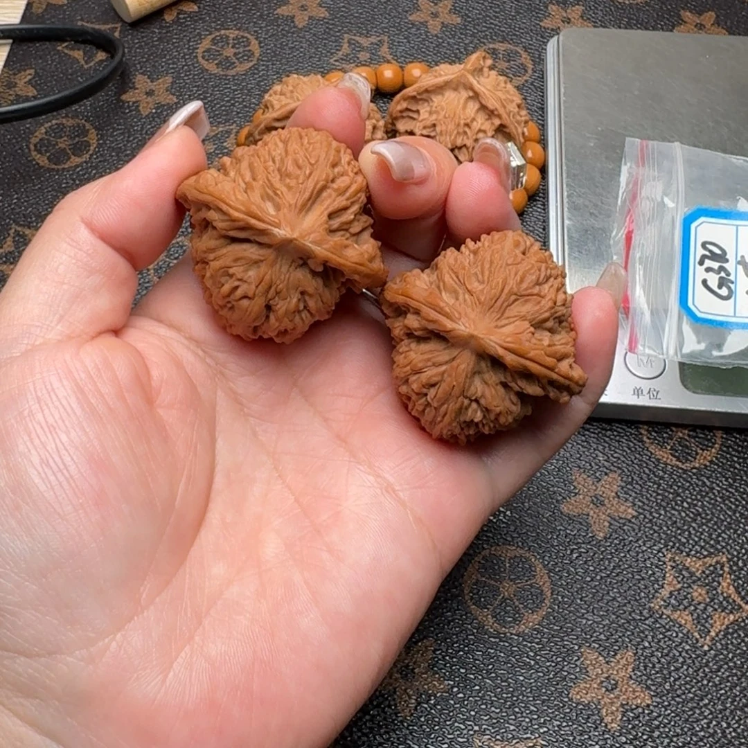 诚***信文玩核桃把件4 l南疆G370