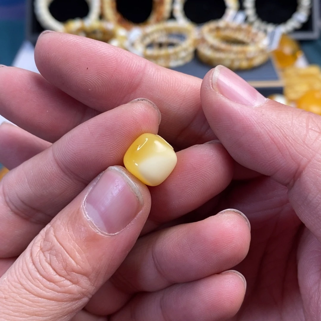 琥珀未镶嵌裸石12.6*12.1mm