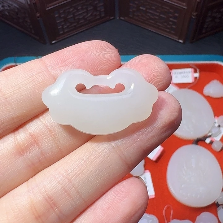 颈饰未镶嵌和田玉（糖玉）