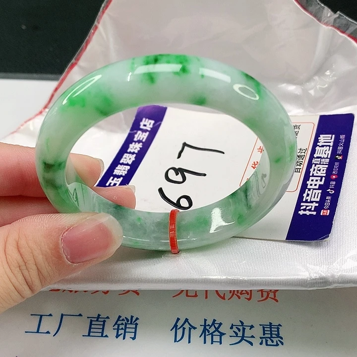 翡翠手镯未镶嵌翡翠
