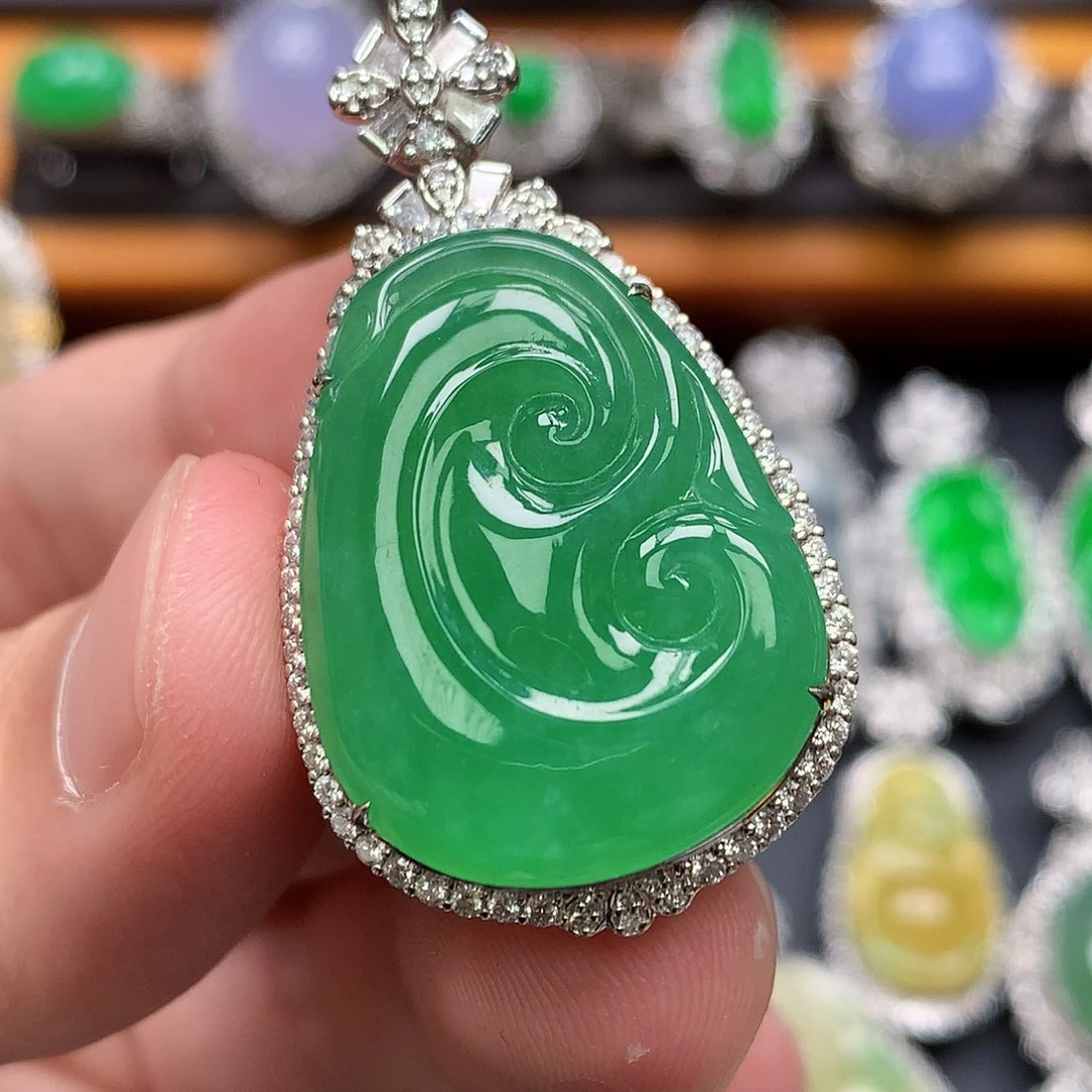 翡翠18K金镶嵌颈饰