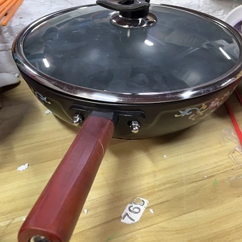 微瑕，明火，口径32高度9炒锅一个