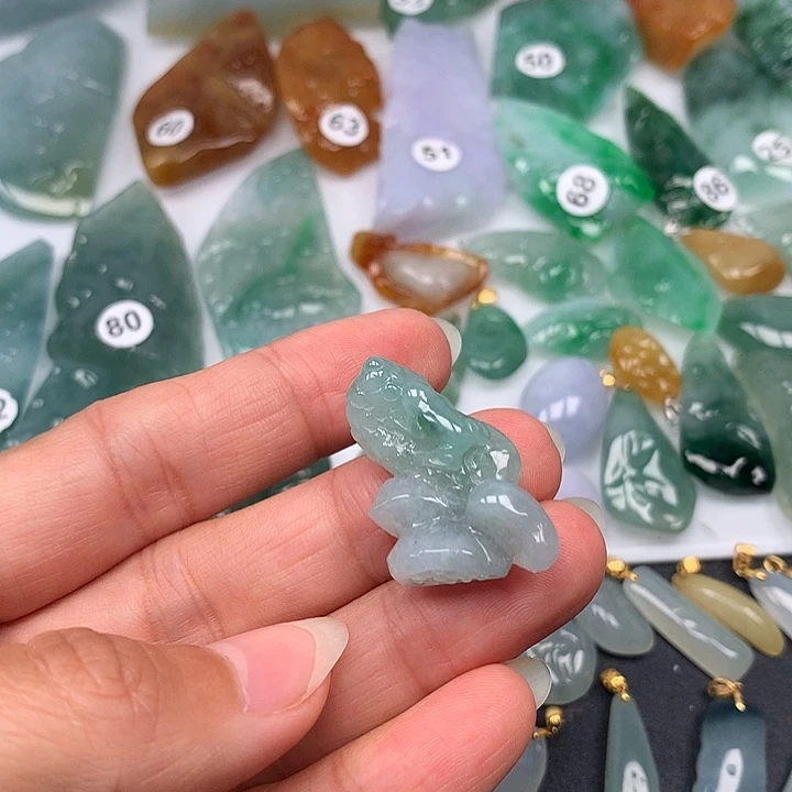 翡翠未镶嵌颈饰随型